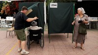 Salah seorang warga yang menggunakan kursi roda datang untuk memberikan suara pada hari pemilihan presiden di Santiago, Chile, Minggu (16/11/2025). REUTERS/Juan Gonzalez