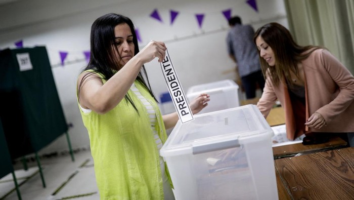 Warga Chile memadati tempat pemungutan suara pada Minggu (16/11/2025) dalam rangka pemilihan umum presiden 2025. Dari pagi hari, antrean panjang terlihat di berbagai TPS di ibu kota Santiago, termasuk warga yang menggunakan kursi roda, menunjukkan antusiasme tinggi dalam menentukan arah kepemimpinan negara. REUTERS/Juan Gonzalez