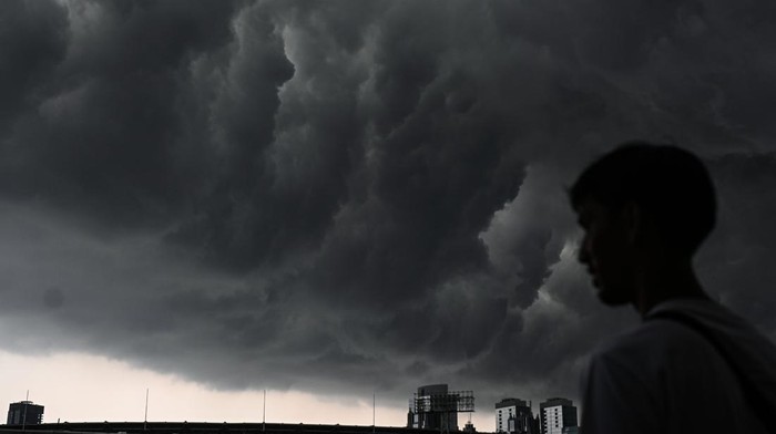 Awan tebal di atas gedung bertingkat di Jakarta, Sabtu (15/11/2025). Badan Meteorologi, Klimatologi, dan Geofisika mengimbau masyarakat untuk mewaspadai potensi cuaca ekstrem yang diperkirakan terjadi selama sepekan hingga 20 November 2025 karena dipengaruhi perpaduan fenomena atmosfer yang memicu pertumbuhan awan hujan secara siginifikan di berbagai wilayah di Indonesia. ANTARA FOTO/Sulthony Hasanuddin