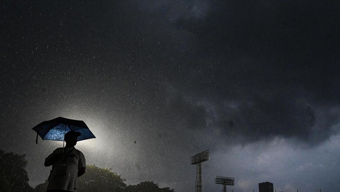 Awan tebal di atas gedung bertingkat di Jakarta, Sabtu (15/11/2025). Badan Meteorologi, Klimatologi, dan Geofisika mengimbau masyarakat untuk mewaspadai potensi cuaca ekstrem yang diperkirakan terjadi selama sepekan hingga 20 November 2025 karena dipengaruhi perpaduan fenomena atmosfer yang memicu pertumbuhan awan hujan secara siginifikan di berbagai wilayah di Indonesia. ANTARA FOTO/Sulthony Hasanuddin