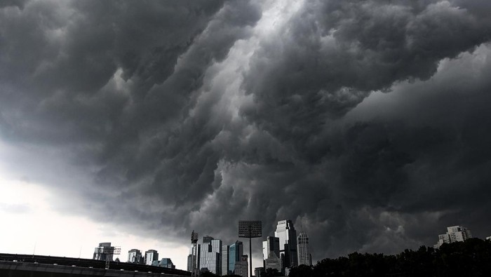 Awan tebal di atas gedung bertingkat di Jakarta, Sabtu (15/11/2025). Badan Meteorologi, Klimatologi, dan Geofisika mengimbau masyarakat untuk mewaspadai potensi cuaca ekstrem yang diperkirakan terjadi selama sepekan hingga 20 November 2025 karena dipengaruhi perpaduan fenomena atmosfer yang memicu pertumbuhan awan hujan secara siginifikan di berbagai wilayah di Indonesia. ANTARA FOTO/Sulthony Hasanuddin