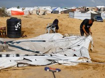 Di Tengah Badai, Warga Palestina Bertahan Memperbaiki Tenda yang Rusak