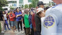 Lansia penerima KLG wajib membawa dokumen seperti KTP DKI Jakarta, Kartu Keluarga (KK), serta pas foto baru untuk mendaftar.
