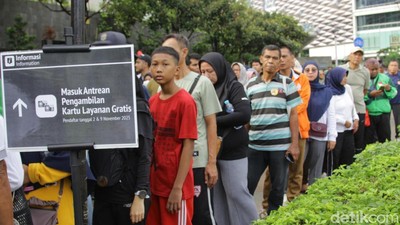 Diserbu Warga, 250 Kartu Layanan Gratis Ludes di Car Free Day Jakarta