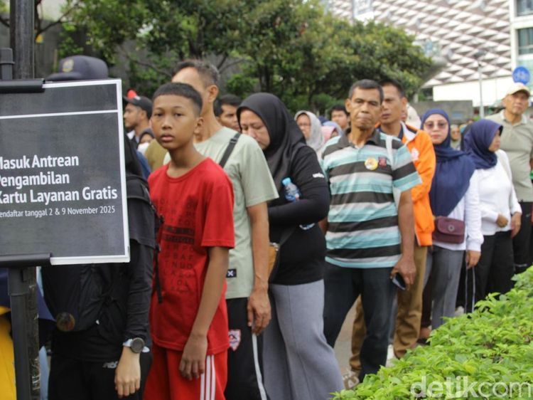 Diserbu Warga, 250 Kartu Layanan Gratis Ludes di Car Free Day Jakarta