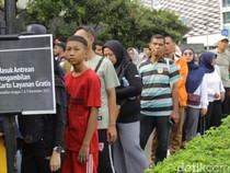 Diserbu Warga, 250 Kartu Layanan Gratis Ludes di Car Free Day Jakarta