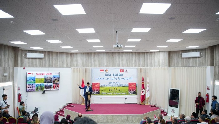 Duta Besar Republik Indonesia, Zuhairi Misrawi untuk Tunisia saat menggelar Kuliah Umum tentang Diplomasi Persahabatan Indonesia-Tunisia di Universitas Jandouba (Dok istimewa).