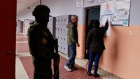 Di sejumlah tempat pemungutan suara, personel militer berjaga-jaga untuk menjaga ketertiban, sementara petugas pemilu memastikan proses berjalan lancar. REUTERS/Karen Toro