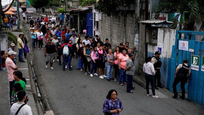 Warga Ekuador memberikan suara dalam referendum penting yang digelar Minggu (16/11/2025) untuk memutuskan dua isu krusial: izin kembalinya pangkalan militer asing di negara tersebut dan pembentukan majelis konstitusi untuk menulis ulang konstitusi nasional. REUTERS/Karen Toro