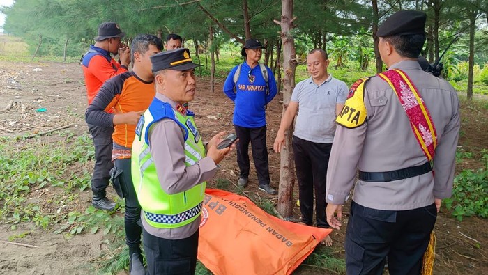 Jenazah dua korban dievakuasi.