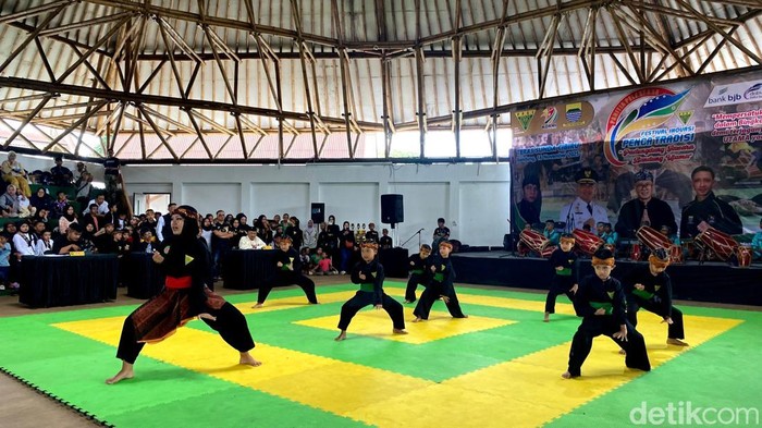 Festival Inovasi Penca Tradisi di Teras Sunda Cibiru, Minggu (16/11/2025).