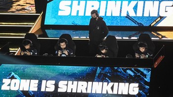 Tim Indonesia Evos Divine, Koceel (kiri), Aimgod (kedua kiri), Rasyah (kedua kanan), dan Reyyy (kanan) bertanding pada kategori Battle Royale Finals saat Free Fire World Series (FFWS) Global Finals 2025 di Indonesia Arena, Jakarta, Sabtu (15/11/2025). Meski dihadang tim-tim kuat seperti perwakilan Amerika Latin, Eropa, dan Asia lainnya, Evos Divine dan RRQ Kazu menunjukkan kualitas yang membuat mereka layak berada di panggung terbesar Free Fire tahun ini. Kedua tim berjuang keras mempertahankan posisi terbaik sambil terus mengumpulkan poin eliminasi dan bertahan hingga zona akhir. ANTARA FOTO/Sulthony Hasanuddin