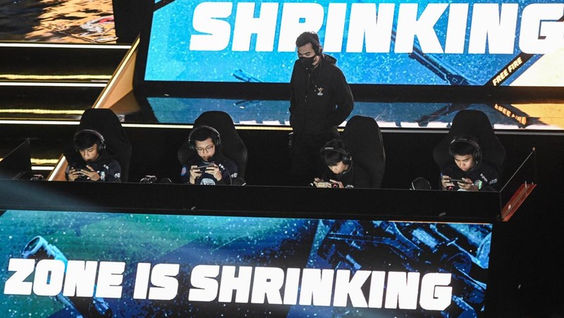 Suasana pertandingan kategori Battle Royale Finals saat Free Fire World Series (FFWS) Global Finals 2025 di Indonesia Arena, Jakarta, Sabtu (15/11/2025). Dua tim perwakilan Indonesia yakni Evos Divine dan RRQ Kazu bertanding bersama 10 tim dari berbagai negara lainnya pada kategori Battle Royale Finals. ANTARA FOTO/Sulthony Hasanuddin