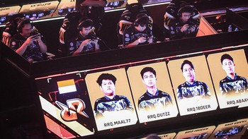 Dalam kategori Battle Royale Finals, kedua tim Tanah Air tampil percaya diri menghadapi tekanan kompetisi global. Evos Divine mengandalkan gaya permainan agresif khas mereka, sementara RRQ Kazu menunjukkan rotasi rapi dan strategi ketat yang membuat penonton terpukau. Setiap eliminasi, setiap momen clutch, hingga duel jarak dekat langsung mendapat sambutan meriah dari para pendukung yang tak henti-hentinya memberi semangat. ANTARA FOTO/Sulthony Hasanuddin