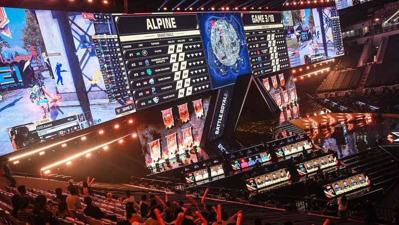 Suasana pertandingan kategori Battle Royale Finals saat Free Fire World Series (FFWS) Global Finals 2025 di Indonesia Arena, Jakarta, Sabtu (15/11/2025). Dua tim perwakilan Indonesia yakni Evos Divine dan RRQ Kazu bertanding bersama 10 tim dari berbagai negara lainnya pada kategori Battle Royale Finals. ANTARA FOTO/Sulthony Hasanuddin