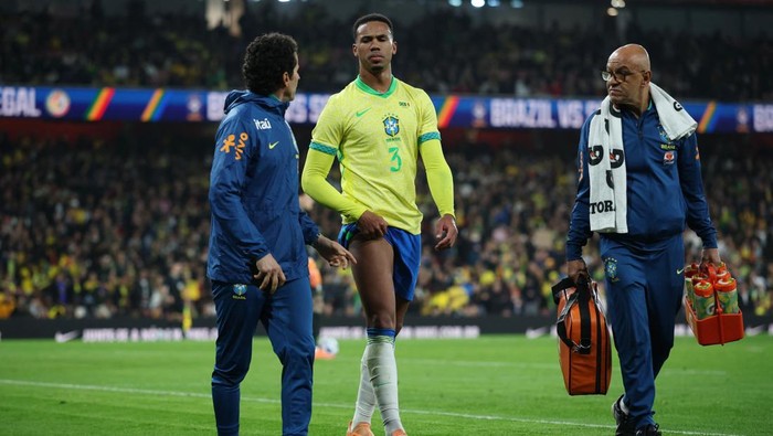 Soccer Football - International Friendly - Brazil v Senegal - Emirates Stadium, London, Britain - November 15, 2024 Brazils Gabriel Magalhaes reacts after being substituted due to an injury REUTERS/Isabel Infantes