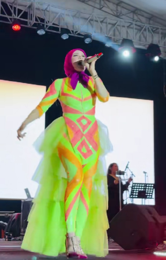 Gaya Mulan Jameela saat mengisi acara HUT Kalimantan Utara.