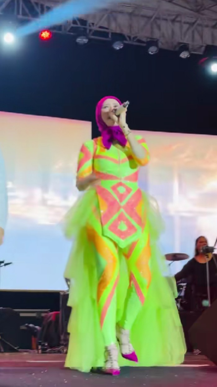 Gaya Mulan Jameela saat mengisi acara HUT Kalimantan Utara.