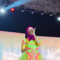 Potret Gaya Hijab Mulan Jameela Saat Nyanyi, Bodysuit Neon Bikin Salah Fokus