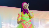 Potret Gaya Hijab Mulan Jameela Saat Nyanyi, Bodysuit Neon Bikin Salah Fokus