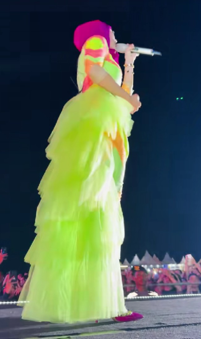 Gaya Mulan Jameela saat mengisi acara HUT Kalimantan Utara.