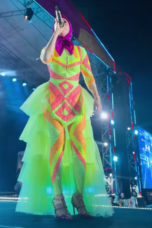 Gaya Mulan Jameela saat mengisi acara HUT Kalimantan Utara.