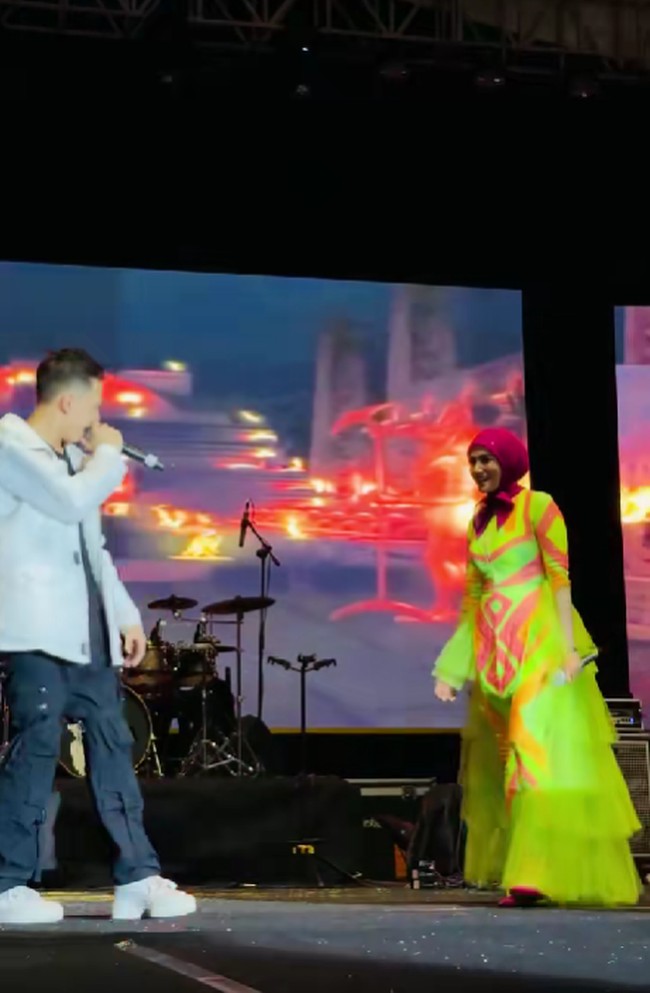 Gaya Mulan Jameela saat mengisi acara HUT Kalimantan Utara.