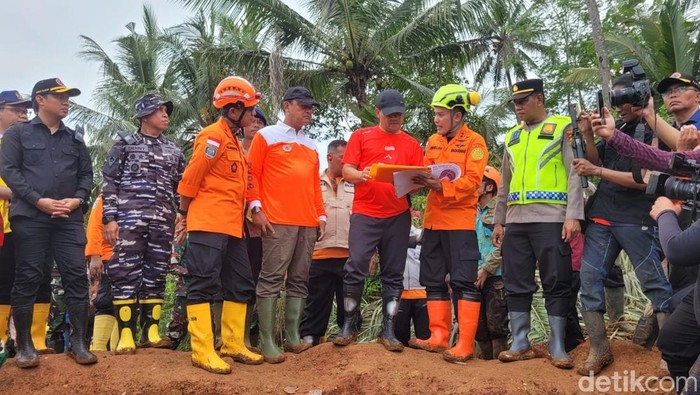 Gubernur Jawa Tengah, Ahmad Luthfi meninjau lokasi longsor di Desa Cibeunying, Kecamatan Majenang, Kabupaten Cilacap, Minggu (16/11/2025).