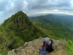 Gunung Budeg, Kisah Kutukan Abadi dan Keindahan yang Memikat