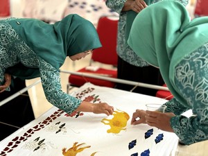 Serunya Ibu-ibu Blitar Membatik Motif Sejarah Candi Penataran