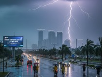 Cuaca Surabaya Hari Ini Diprediksi Hujan Ringan, Sedang hingga Petir