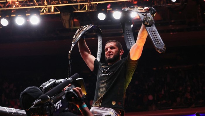 Keputusan berani Islam Makhachev untuk naik ke kelas welter akhirnya terbayar manis. Dalam laga utama UFC 322 yang digelar di Madison Square Garden, Minggu (16/11/2025) waktu Indonesia, petarung asal Dagestan itu tampil perkasa dan merebut sabuk juara welter dari tangan Jack Della Maddalena. Kemenangan mutlak dengan skor 50-45, 50-45, 50-45 menegaskan dominasinya sepanjang lima ronde penuh.