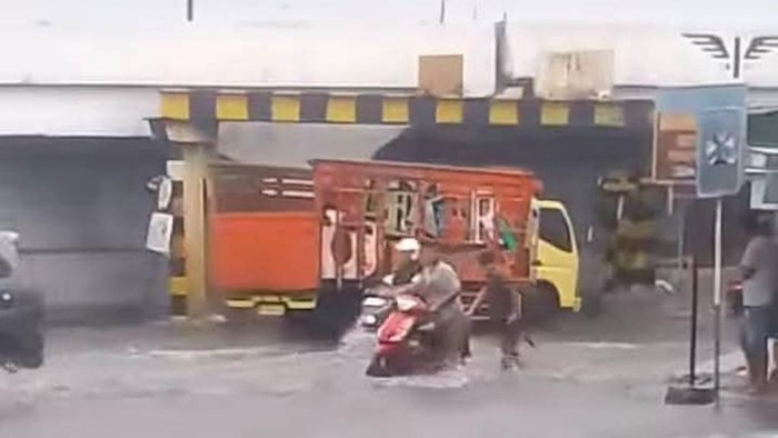 Jalan Bawah Jembatan Viaduk Gempol Banjir