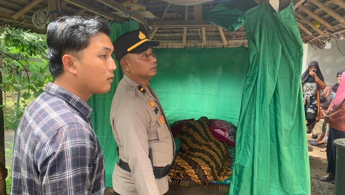 Jenazah Muhrip, pria paruh baya asal Lombok Utara, NTB, yang ditemukan tewas di kawasan wisata Air Terjun Tiu Pupus berada di rumah duka, Minggu (16/11/2025). (Foto: Dok. Polres Lombok Utara)