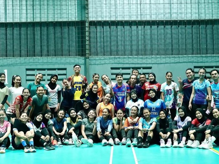 Jirayut dan tim voli yang dikelolanya.