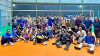 Kebersamaan Jirayut dengan anggota klub bola volinya. (Foto: Instagram @jteam_volleyball)
