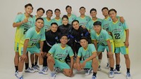 Meskipun keinginan menjadi atlet gak tercapai, Jirayut bangga kalau anak-anak klub volinya serius dan berprestasi. (Foto: Instagram @jteam_volleyball)