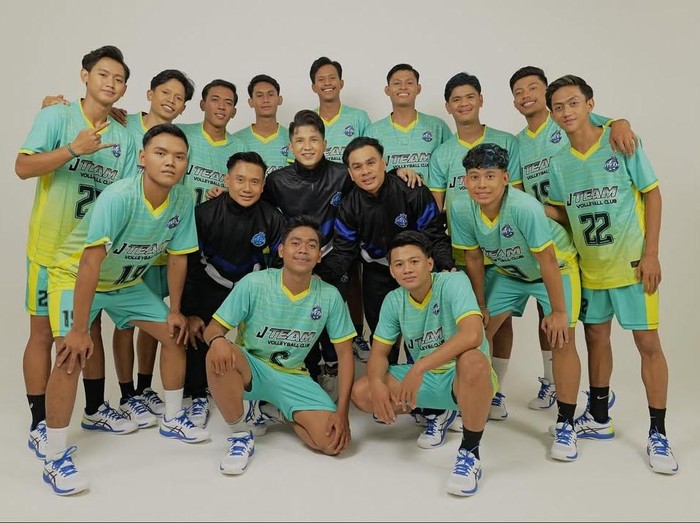 Jirayut dan tim voli yang dikelolanya.