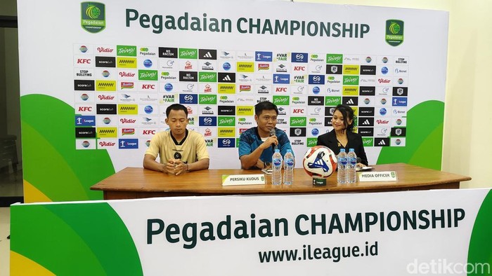 Jumpa pers Persiku Kudus di Stadion Maguwoharjo, Sleman, Minggu (16/11/2025).