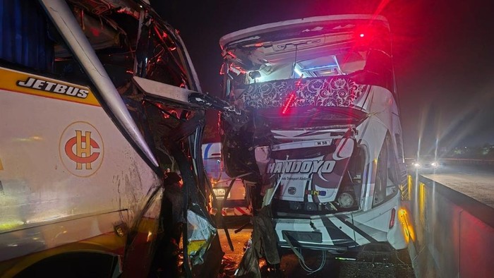 Kecelakaan beruntun melibatkan tiga bus di Tol Batang.