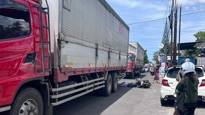 Kecelakaan tragis di Jalan Singaraja-Seririt, tepat di depan Indomaret Desa Banyualit, Kecamatan Buleleng, Sabtu, (15/11/2025). (Istimewa)