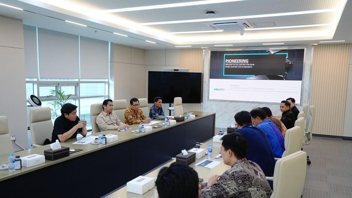 Kementerian Koordinator Bidang Perekonomian melakukan peninjauan ke fasilitas produksi PT HLI Green Power di Karawang, Jawa Barat, pada Kamis (13/11).