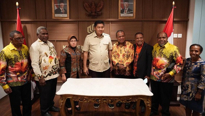 Kementerian PKP menerima kunjungan Anggota Majelis Rakyat Papua (MRP) di Ruang Menteri, Kementerian PKP, Wisma Mandiri 2, Jakarta Pusat, Jumat (14/11/2025) malam