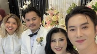 Penyanyi Rafael Tan mengaku terharu melihat sahabatnya, Boiyen akhirnya menemukan kebahagiaan. Menurut Rafael pernikahan Boiyen begitu spesial karena ia tahu betul perjalanan cinta sahabatnya yang tidak mulus. Foto: Instagram @rafaell_tan