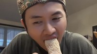 Penyanyi itu kini mencicipi jajanan viral di TikTok yang sering disebut dengan BoWi atau bola wijen kopong. Rafael tampak tidak berkomentar tetapi sepertinya ia menikmati bola wijen itu. Foto: Instagram @rafaell_tan