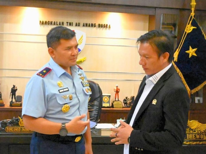 Ketua Komisi III DPRD Nunukan, Ryan Antoni (kanan) melakukan audiensi dengan Komandan Lanud Anang Busra Marsma TNI Andreas A Dhewo (kiri).