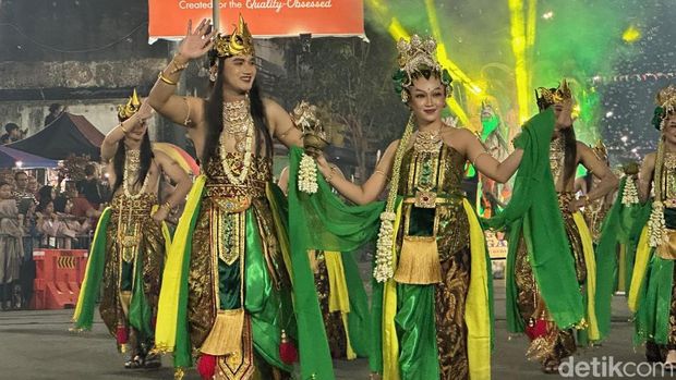 Kisah Nyi Roro Kidul di Dhoho Night Carnival Kisah Nyi Roro Kidul di Dhoho Night Carnival