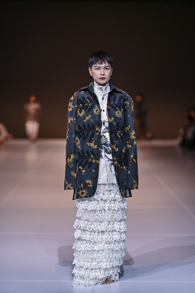 Koleksi ini berhasil merefleksikan harmoni antara dunia natural dengan ritme kehidupan urban, mewujudkan mode yang tidak hanya indah dilihat, tetapi juga dirasakan. (Foto: Dok. JFW)