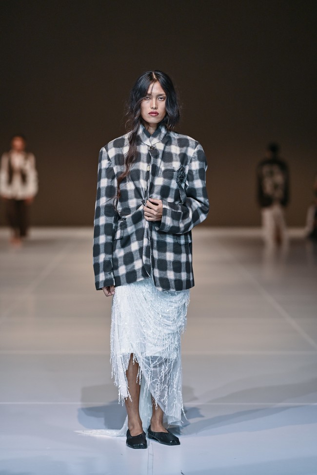 Tanah Le Saé, jenama besutanDenniel Richard dan Andika Wiradiputra, menghadirkan sebuah koleksi yang memukau lewat tema Analogi Jiwa. (Foto: Dok. JFW)