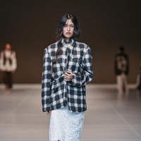 Tanah Le Saé, jenama besutanDenniel Richard dan Andika Wiradiputra, menghadirkan sebuah koleksi yang memukau lewat tema Analogi Jiwa. (Foto: Dok. JFW)